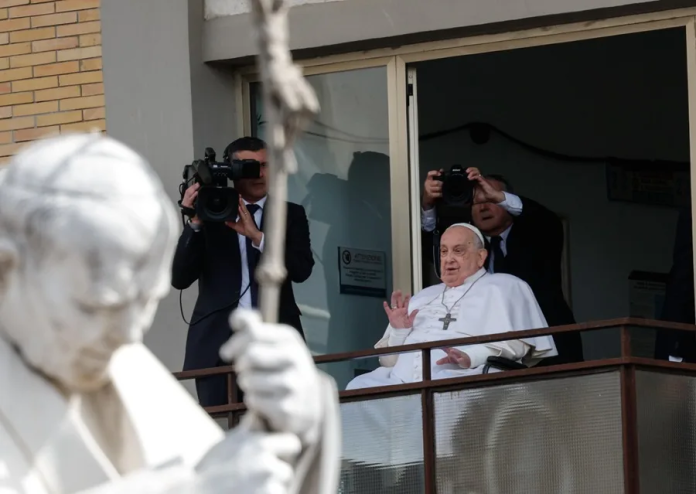 El papa Francisco abandona el hospital y regresa al Vaticano 38 días después