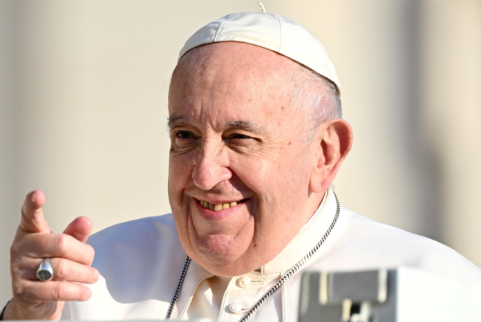 El papa Francisco sigue los ejercicios espirituales y su estado de ánimo es bueno