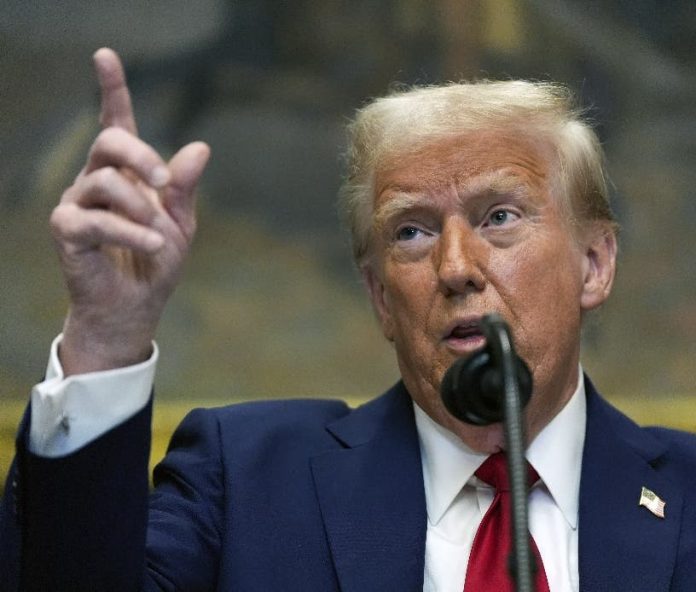 Grupos hispanos critican la orden de Trump de declarar el inglés el idioma oficial de EEUU  