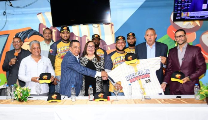 Los Rieleros de Santiago listos para la Liga Nacional de Béisbol