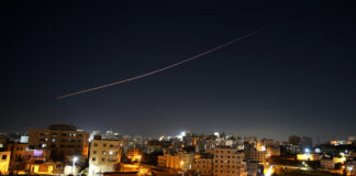 Irán amplía sus represalias ante los llamados al mundo de Trump para proteger Ormuz