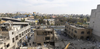 Irán no da tregua a bases de EE.UU., mientras Trump admite estar «sorprendido» por sus represalias