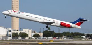 La Junta de Aviación Civil (JAC) de la República Dominicana anunció oficialmente la reactivación de las operaciones aéreas con la República Bolivariana de Venezuela, poniendo fin a un período de suspensión de vuelos comerciales que se extendió por más de un año. A través de la Resolución 24-2026, emitida tras una sesión extraordinaria el 2 de febrero de 2026, el organismo regulador dispuso el reinicio inmediato del transporte aéreo de pasajeros, carga y correo entre ambas naciones. El origen del conflicto y el camino al acuerdo La interrupción de la conectividad aérea se produjo originalmente el 29 de julio de 2024, cuando el Gobierno venezolano ordenó la suspensión de vuelos en respuesta a la postura adoptada por la República Dominicana sobre el proceso electoral en Venezuela. Según el documento oficial de la JAC, esta reapertura es el resultado de un «trabajo conjunto» entre las cancillerías de ambos países, que no solo han acordado restablecer la conectividad aérea, sino también reactivar los servicios consulares. Aerolíneas autorizadas La resolución confirma que diversos operadores aéreos mantienen vigentes sus permisos para explotar las rutas entre ambos territorios: Operadores Extranjeros (Venezuela): RAV S.A., RUTACA, LASER, Turpial Airlines y Avior Airlines. Operadores Nacionales (República Dominicana): RED Air y Sky High Aviation Dominicana. Implementación La decisión, firmada por el presidente de la JAC, Héctor Porcella Dumas, ha sido comunicada a instituciones clave para su ejecución inmediata, incluyendo el Ministerio de Relaciones Exteriores, el Instituto Dominicano de Aviación Civil (IDAC), la Dirección General de Migración y la Dirección General de Aduanas