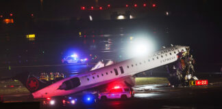 Así quedó la cabina del avión que chocó con un camión en aeropuerto de Nueva York