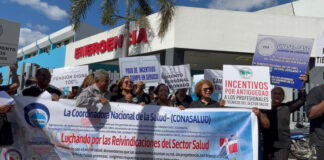 Profesionales de la Salud protestan frente al Robert Reid Cabral en demanda de reivindicaciones