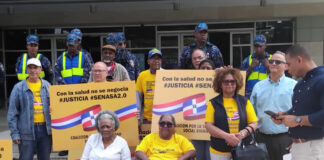 Ciudadanos se reúnen en la entrada edificio de la Procuraduría para exigir justicia por Senasa