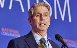 Trump saca de una entrevista al secretario del Tesoro y este vuelve con la voz temblorosa