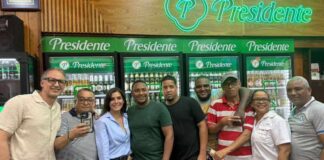Embajadora de EE. UU. disfruta un viernes «a modo dominicano» en un colmado del Distrito Nacional