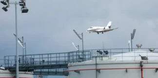 La Agencia Internacional de la Energía alerta de que a Europa le quedan «quizá seis semanas de combustible para aviones»