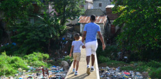 La peor de las micro ráfagas climatológicas, es la ausencia de civismo, civilidad, respeto y vida amoral entre excrementos y de los dominicanos en los barrios periféricos del Gran Santo Domingo y que son la causa real, de las inundaciones provocadas por la basura que tiran por doquier