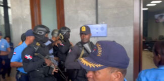 Juez impone prisión preventiva a coronel de la Policía acusado de agredir a joven en Los Mina