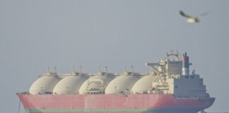 Superpetrolero iraní sancionado desafía el bloqueo de EE.UU. y cruza Ormuz