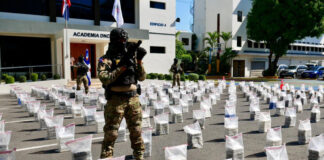 Militares dominicanos y estadounidenses de la DNCD-DEA y en fallida operación persecutora. Incautan 1.6 toneladas de cocaína abandonado por delincuentes y tras intenso enfrentamiento en Pedernales y en el que también participó la DEA