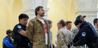 Arrestan a decenas de veteranos en EE.UU. cuando protestaban contra la guerra en Irán