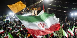 Irán exhibe potentes misiles en Teherán