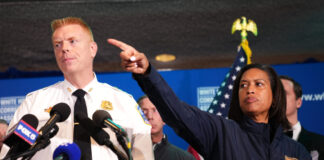 «Escopeta, pistola y múltiples cuchillos»: Policía da detalles sobre el tirador en un acto con Trump