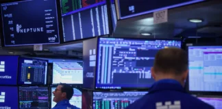 Wall Street abre en rojo, con la vista puesta en Irán y en resultados empresariales