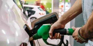 El Gobierno rebaja entre 12 y 41 pesos a combustibles; congela las gasolinas y el gasoil