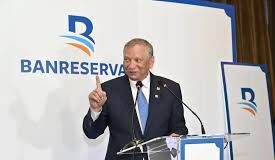 A Leonardo Aguilera, el CEO de Banreservas, sus competidores le están creando una «camarona», que si se descuida, lo tumbarán