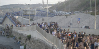 Ceuta desbordada: Migrantes irrumpen mientras Sánchez denuncia violación a la integridad de España