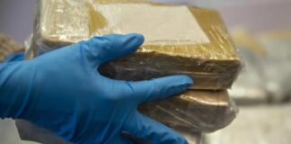 Criminalidad de uniforme. Ocupan diez paquetes de cocaína a dos policías en Santo Domingo Este