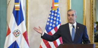 Por el articulo 20 de la Constitución y proclamada el 26 de enero de 2010. Los dominicanos casi hemos entregado en bandeja de plata nuestra nacionalidad y corriendo el riesgo de perder nuestra soberanía como estado, libre soberano e independiente