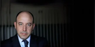 El economista Gonzalo Bernardos explica cómo evitar pagar de más al viajar fuera del euro. la tarjeta ideal debe cumplir tres requisitos fundamentales: aplicar un tipo de cambio lo más parecido posible al del mercado, no cobrar comisiones por el cambio de divisa y permitir retirar efectivo sin costes adicionales