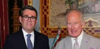 Andy Burnham, el hombre que quiere gobernar sin renunciar a su asiento en la grada