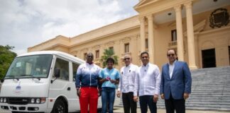 Creando Sonrisas Eternas. Entregan autobús a Marileidy Paulino para que atletas de su fundación se trasladen a entrenamientos