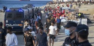 Máxima tensión en Ceuta: cientos de inmigrantes regresan por tercera vez a la playa del Trampolín