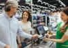 La psicología explica qué significa que siempre saludes al camarero o hables con el cajero del supermercado