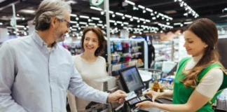 La psicología explica qué significa que siempre saludes al camarero o hables con el cajero del supermercado