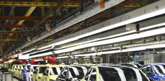 La UE aplica desde este jueves la norma que obliga a que los coches nuevos tengan un 25% de plástico reciclado en 10 años y veta la exportación de «coches basura»