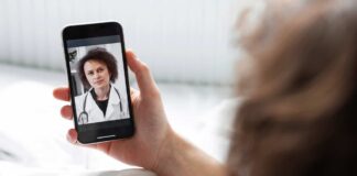 El Código Penal no prohíbe WhatsApp, pero cambia la relación entre médicos y pacientes. Penas por negligencia aterrorizan
