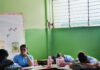 Grietas y columnas con acero expuesto reciben a estudiantes de escuela Paraguay