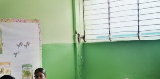 Grietas y columnas con acero expuesto reciben a estudiantes de escuela Paraguay