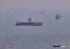 Irán: 2 petroleros chocan con minas al intentar atravesar el estrecho de Ormuz