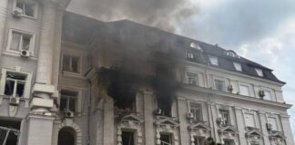 MOMENTO en que un dron impacta contra el edificio central del Servicio de Seguridad de Ucrania en Kiev