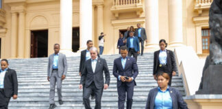 ¿Y es una gobernabilidad segura y cierta, que el presidente de la República y para trasladarse de un lugar a otro de Palacio, tenga que ir acompañado de siete guardaespaldas?