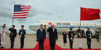 Un bombardero pesado B-1 sobrevuela a Trump y a Xi y esta es su reacción