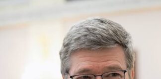 Jeffrey Sachs a RT: «El régimen de Kiev es corrupto y fracasa en el campo de batalla»
