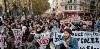 Fuertes protestas de estudiantes arrasan Francia y se extienden a un país vecino
