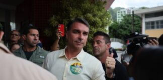 Flávio Bolsonaro tiene un ‘as’ bajo la manga para extender su mandato si gana elecciones en Brasil