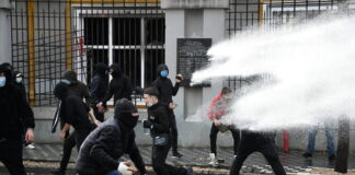 Edificios en llamas y violentos choques con la Policía: qué se sabe de las masivas protestas estudiantiles en Albania