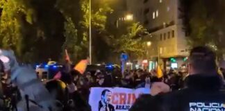 Manifestantes chocan con policías y exigen renuncia del ministro de Transporte español tras mortífera tragedia ferroviaria
