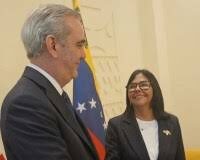 Es absolutamente inaceptable, que Abinader pretenda legitimar al gobierno títere venezolano responsable de los mayores insultos contra el Estado Dominicano y solo por cumplir su papel de vasallo de Trump. La dignidad dominicana está primero